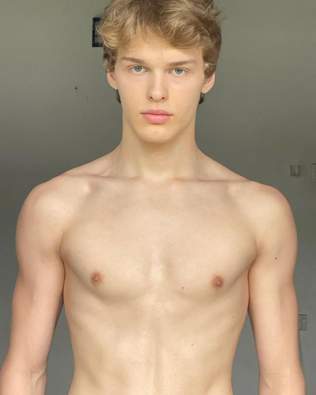 喜欢 Stepan Chimov，俄罗斯的新人男模。