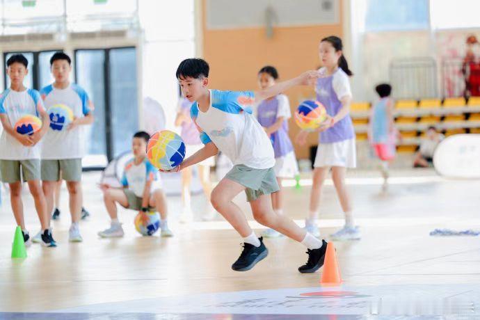 论老师对孩子的正向影响力乡村孩子接触体育的机会来之不易，老师用心引导，加上安踏九