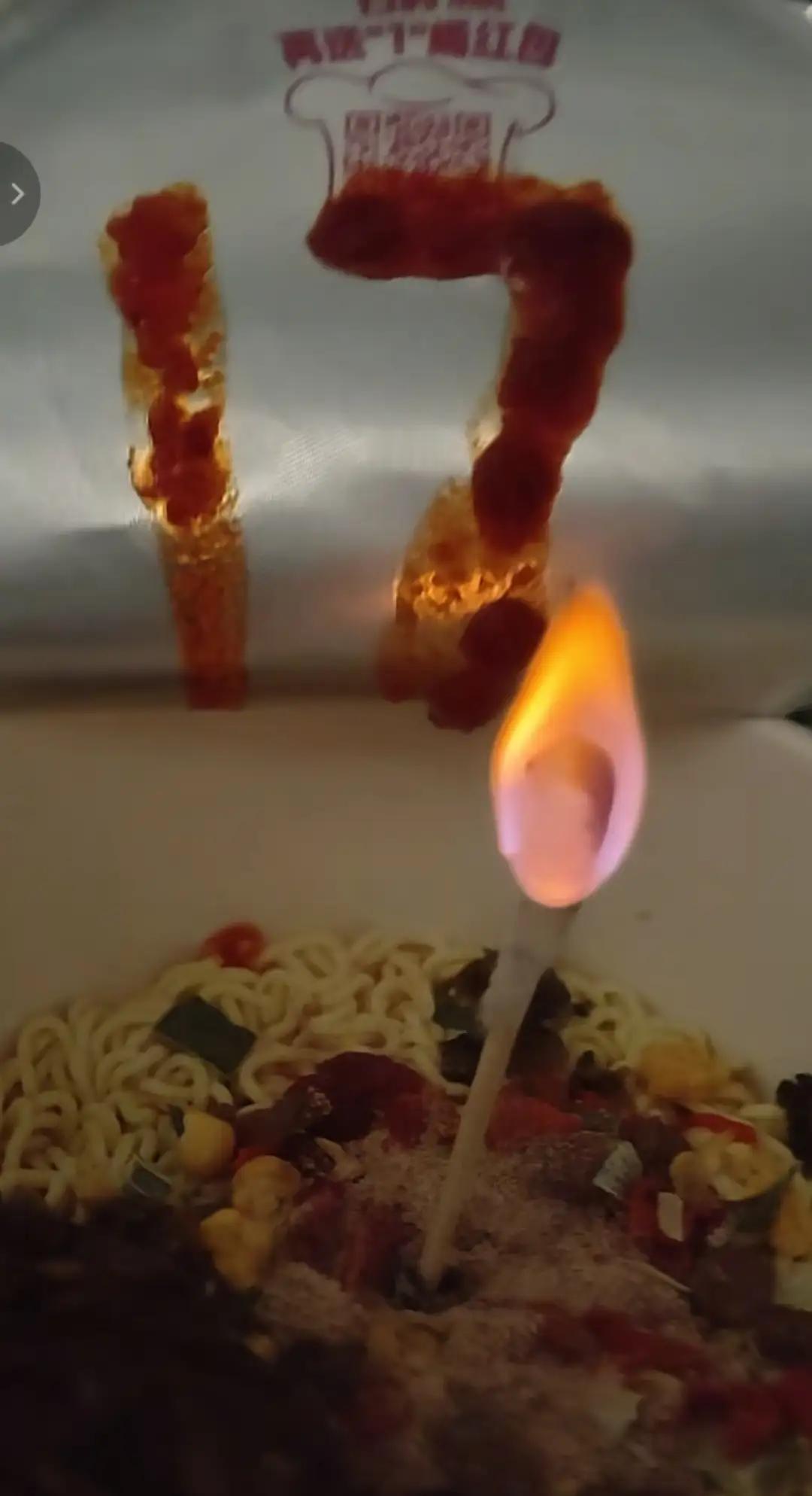 看哭了！湖南17岁女孩21天内父母先后去世，17岁生日吃泡渡过。
在这个纷繁复杂