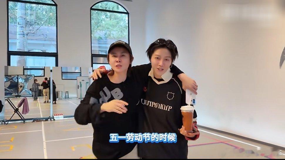 王濛练舞好像斗牛王濛和刘雨昕这师徒俩也太有意思了吧，身份互换后刘雨昕变身严师带着