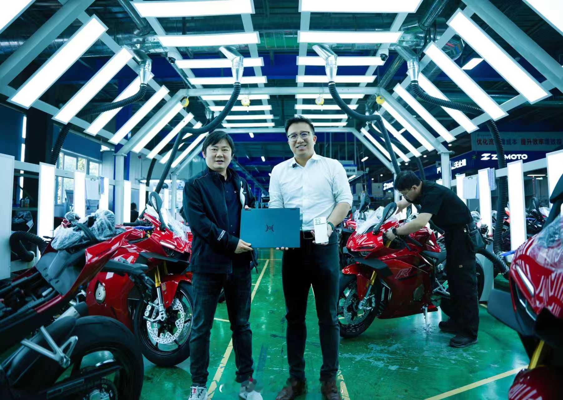 荣耀和张雪机车合作后续来了，荣耀给张雪安排了荣耀全家桶…WIN系列新机还有即将发