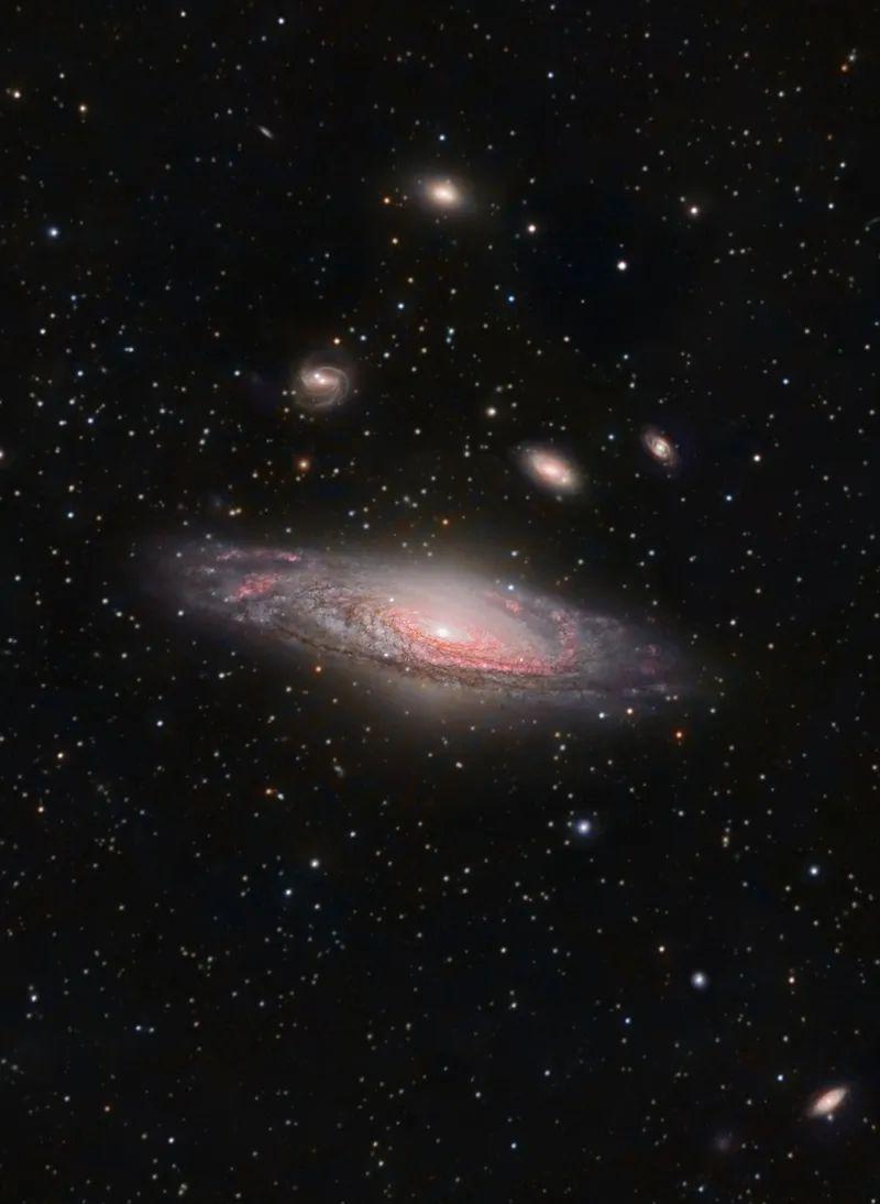 NGC 7331，这个宏伟而美丽的螺旋星系，位于距离我们5000万光年的飞马座。