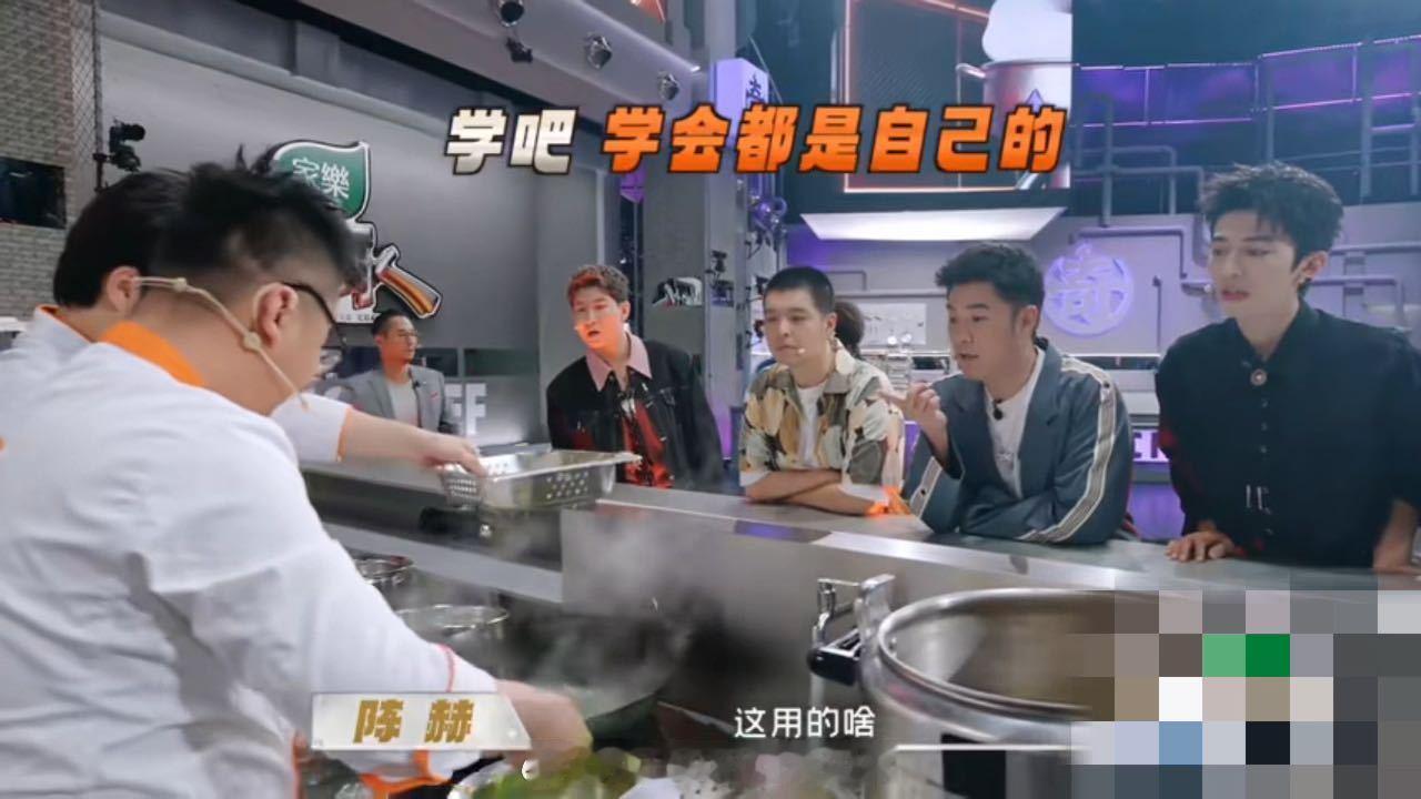 何浩楠吃饭根本不分彼此，自己碗空了就自然转向邻座。吕严的米饭被舀走时，他眼睛都没