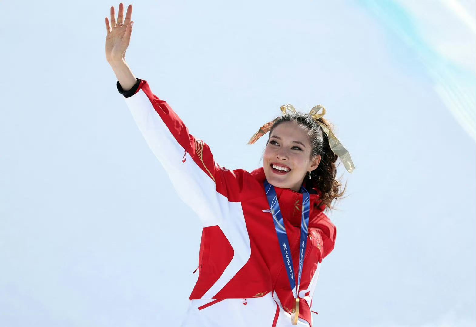 看谷爱凌亮相时的造型，总会被细节打动。这次的金色蝴蝶结，不是繁复的装饰，却让整体