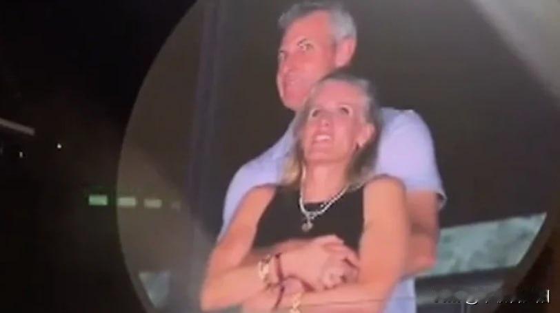 Coldplay波士顿音乐会的舞台大屏前，53岁的克里斯汀只是和老板安迪相拥着随