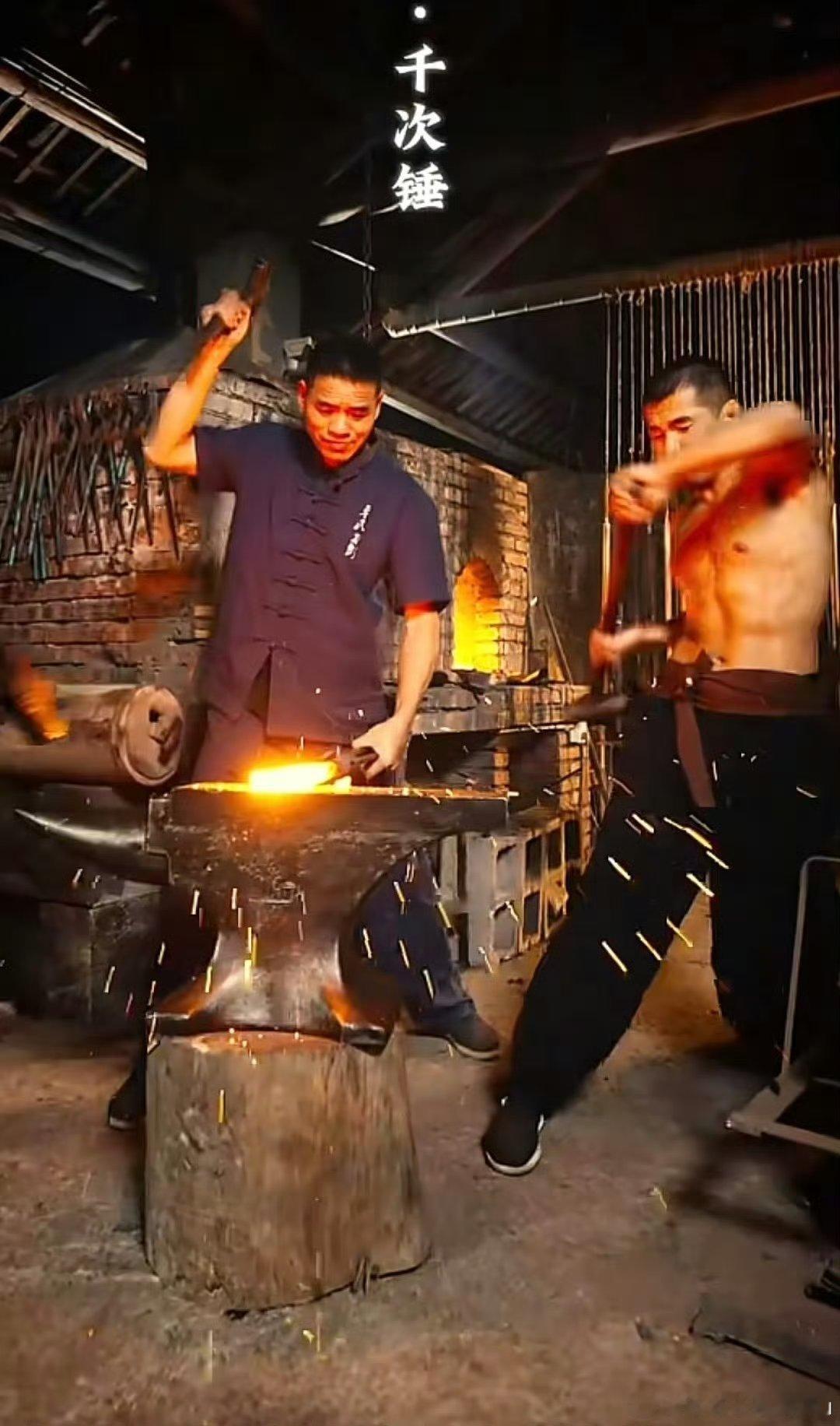 和天外陨铁死磕一年终于驯成宝剑 天外陨铁如人生硬骨头，三百日夜匠心铸剑。三十岁读