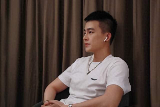 欧豪走红毯被两位大哥架着走 胡军李乃文这待遇不是头一回