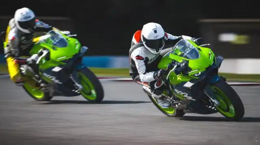 张雪机车热身赛再获第一 张雪机车就是要忍，轻松的把从前的世界冠军车群甩了3.7秒