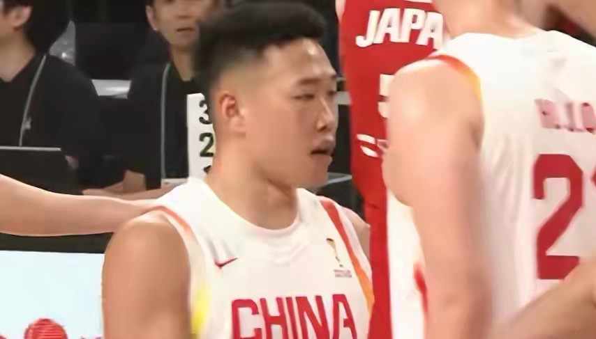 2026年2月，中国男篮在客场以87-80逆转战胜日本队，但比赛中的争议判罚引发