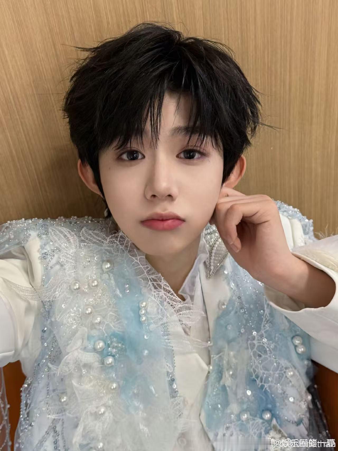 陈奕恒头上好多星星陈奕恒吉他弹唱 路人都在夸造型精致，我却懂他背后的付出，为了这