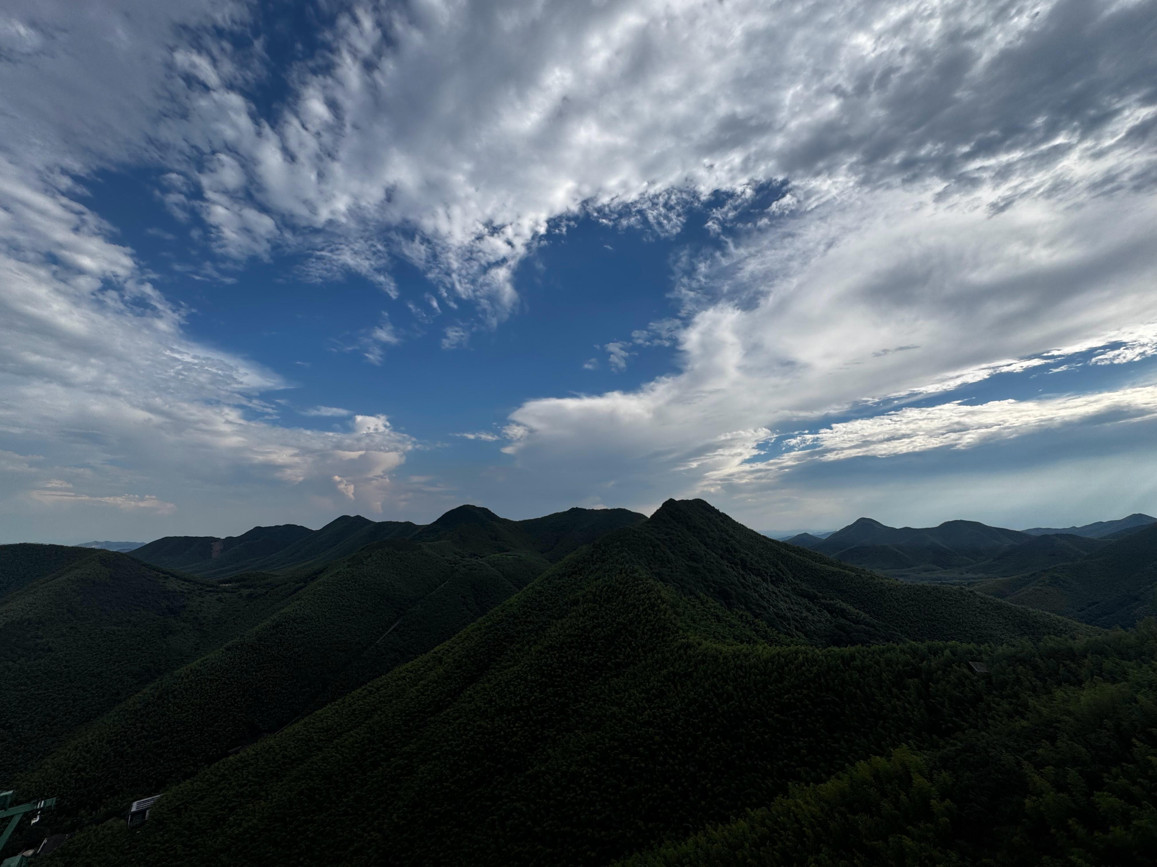群山连绵竹海层叠，云层漫过峰峦，站在高处远望，尘世的喧嚣都被远山隔绝，风掠过林海