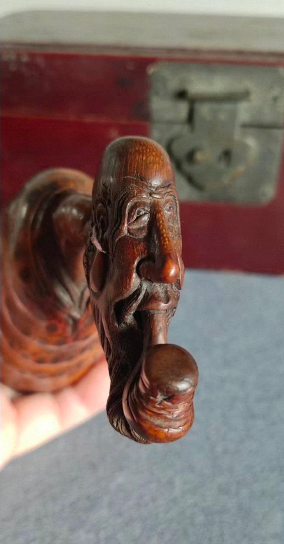 这尊竹根胡人老翁烟斗圆雕，整件器物，无一处刻意矫揉，全然因材施艺、随形赋意。竹根