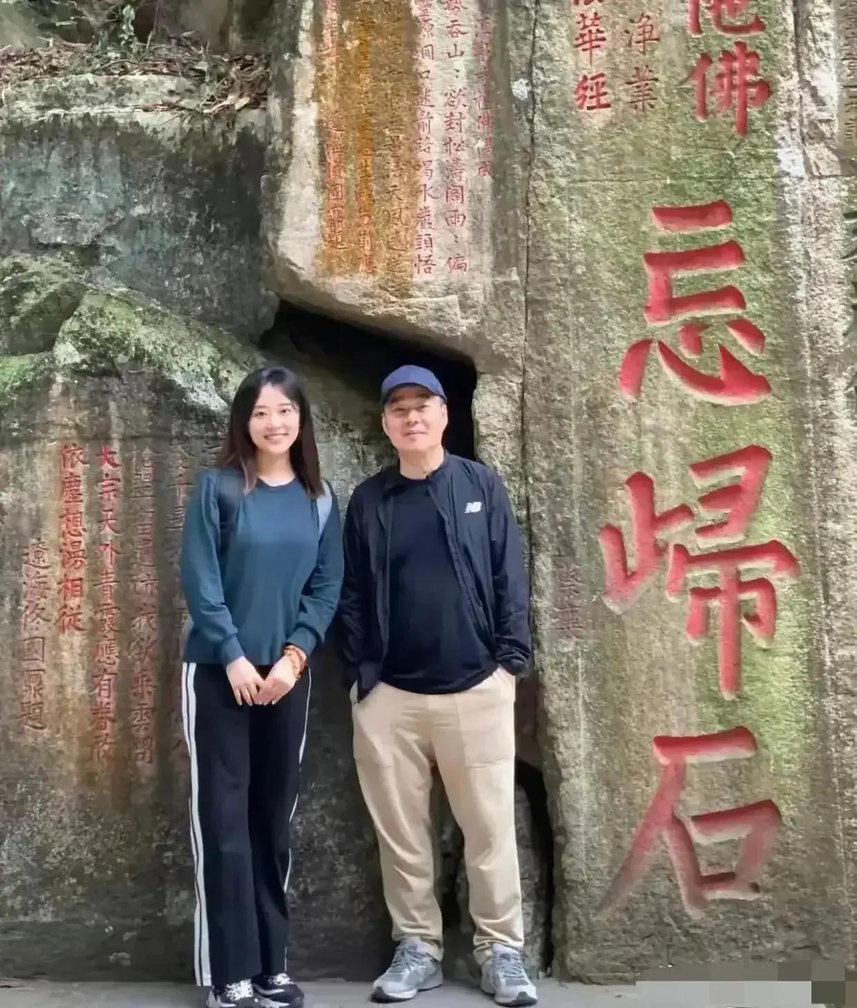 从照片上看赵教授对自己的美女学生应该是心仪已久，两人在旅游景区的合影赵教授虽然双