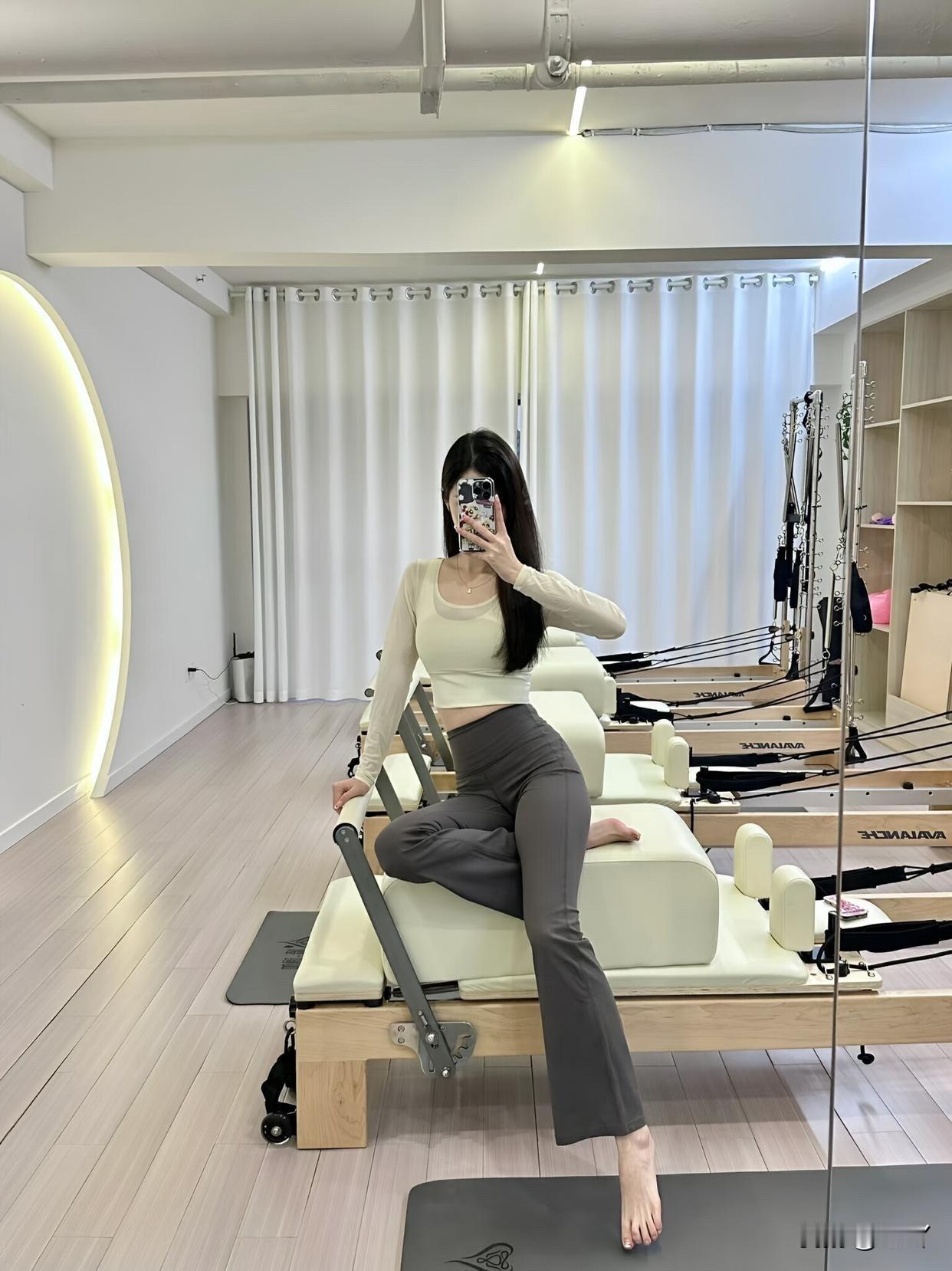 在明亮的瑜伽馆里，享受宁静的时光，感受身体的每一个舒展。你们喜欢健身的女孩吗 室