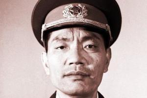 1982年，开国少将尤太忠视察部队，见一副团长好生眼熟，暗骂一句大事不好，立刻打
