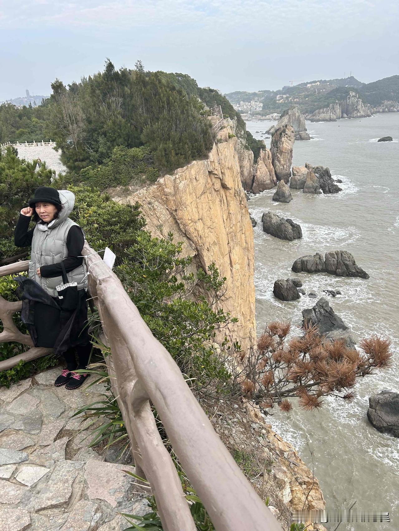 爬山与看海各有治愈，难分高下却各有风情。爬山是向上攀登的治愈，登高望远能放空思绪