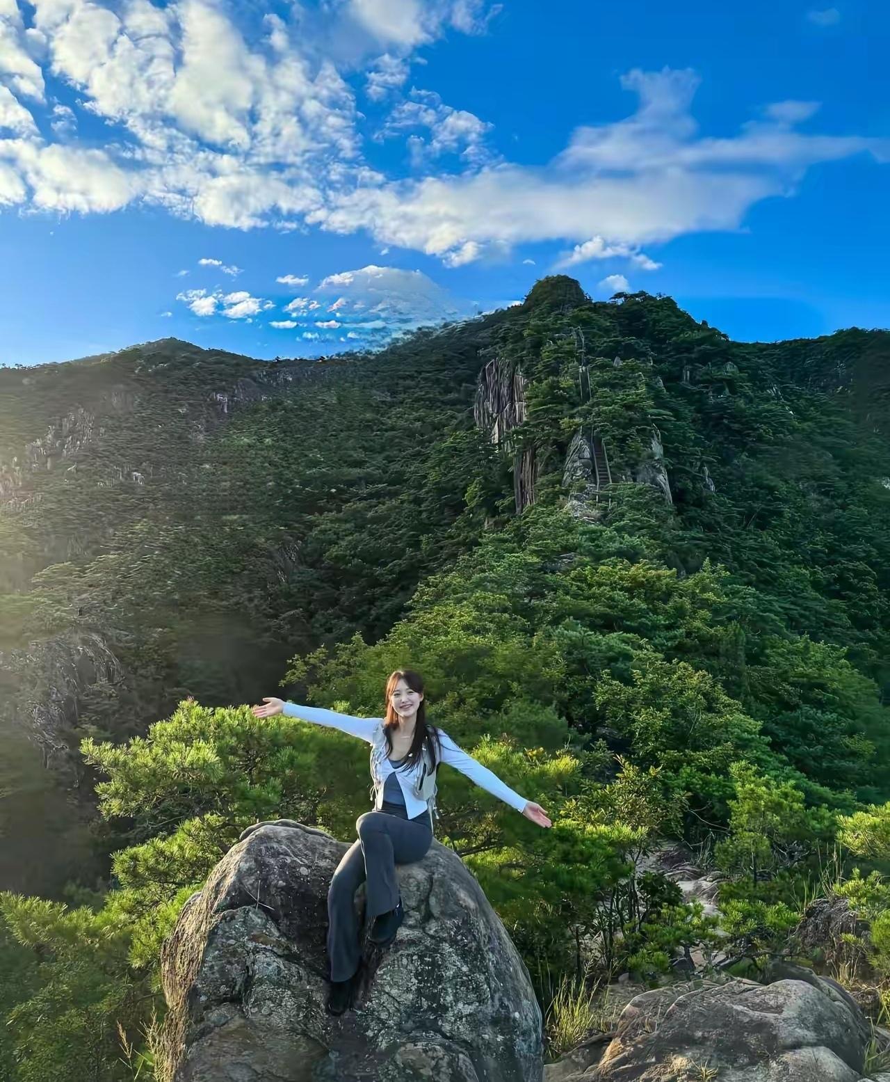 看日出山高风景美，坐石上尽情享受！