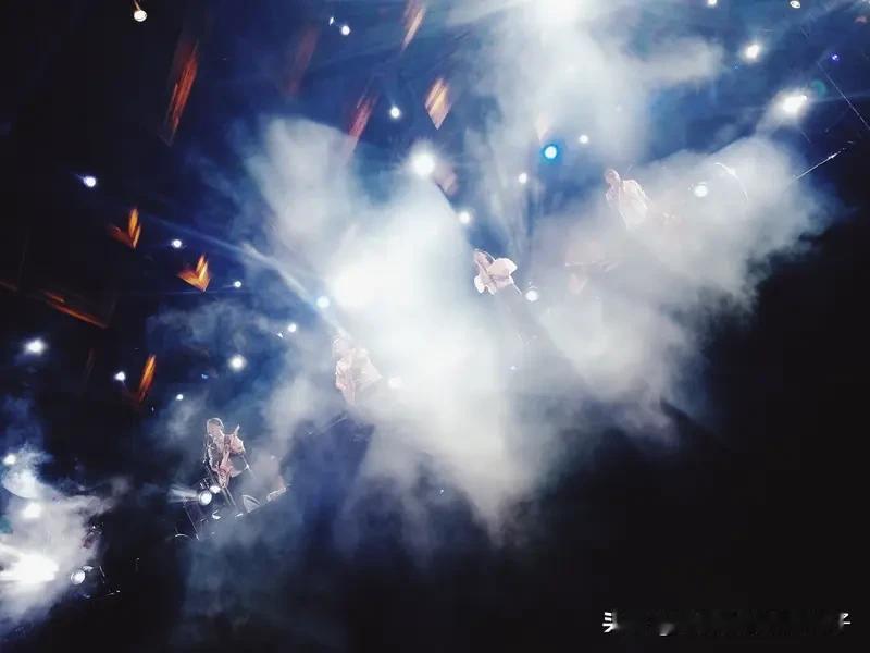 看到“久候桃开词早尽”这个上联，感觉韵味十足又满是怅然。“久候”等了那么久，“桃