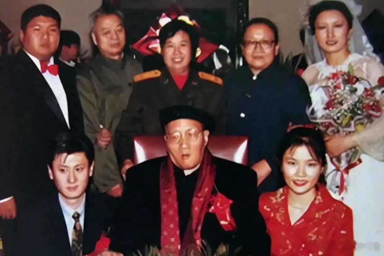 97年毛新宇在京结婚，300多位老将军参加，毛主席警卫坐轮椅赶来[good][g