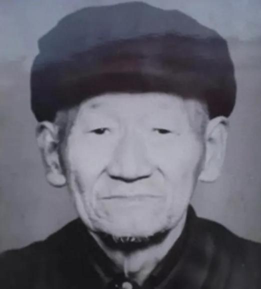 爷爷口中的叛徒、高明
  高明是化名，真名叫吴秉周，土生土长的右卫人，杀虎口的。