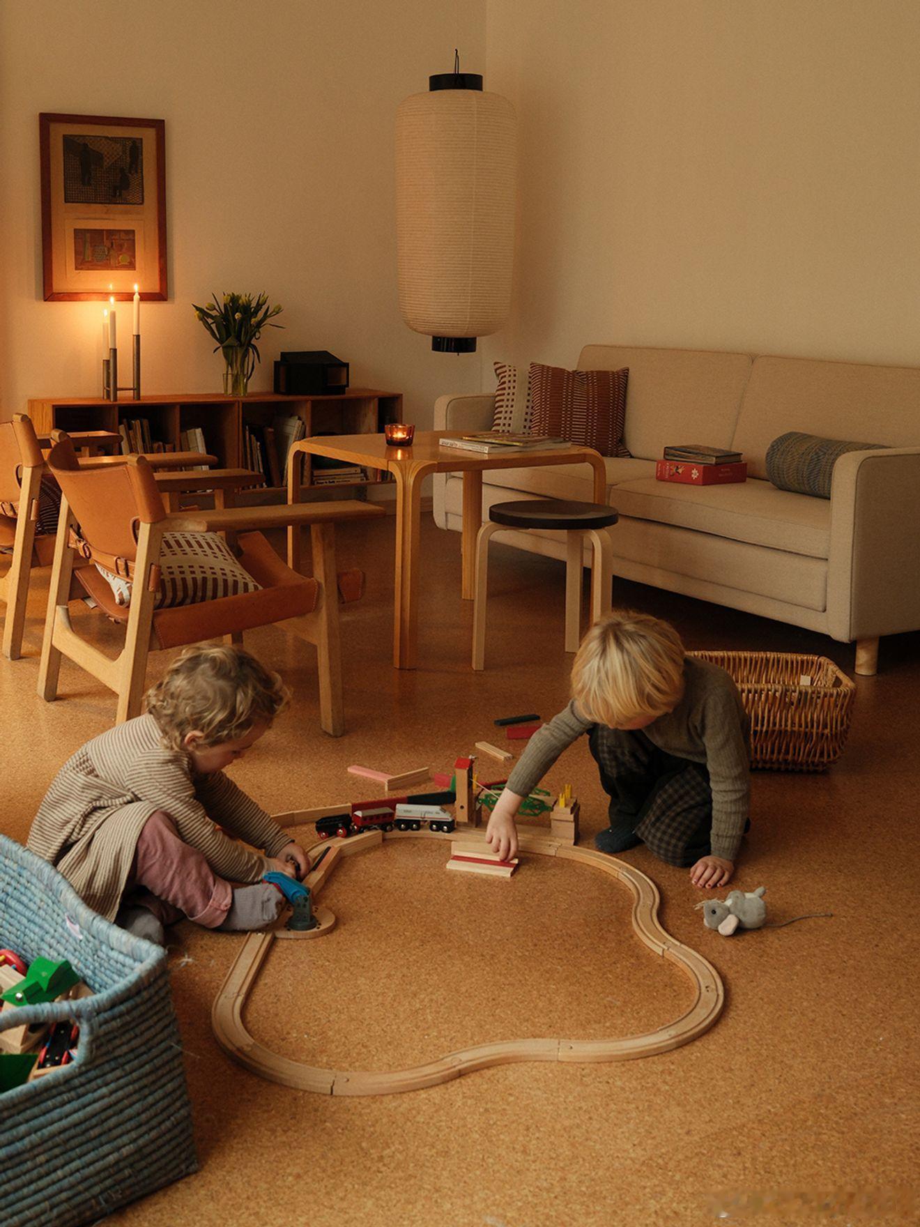 宁静的家中摆满了 Artek 家具与 Johanna Gullichsen 的织