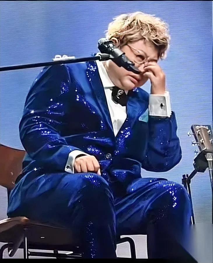 刷到韩红唱《小小的石头》，我跟着红了眼。

不是演唱会的那种哭，是她唱到“献给南