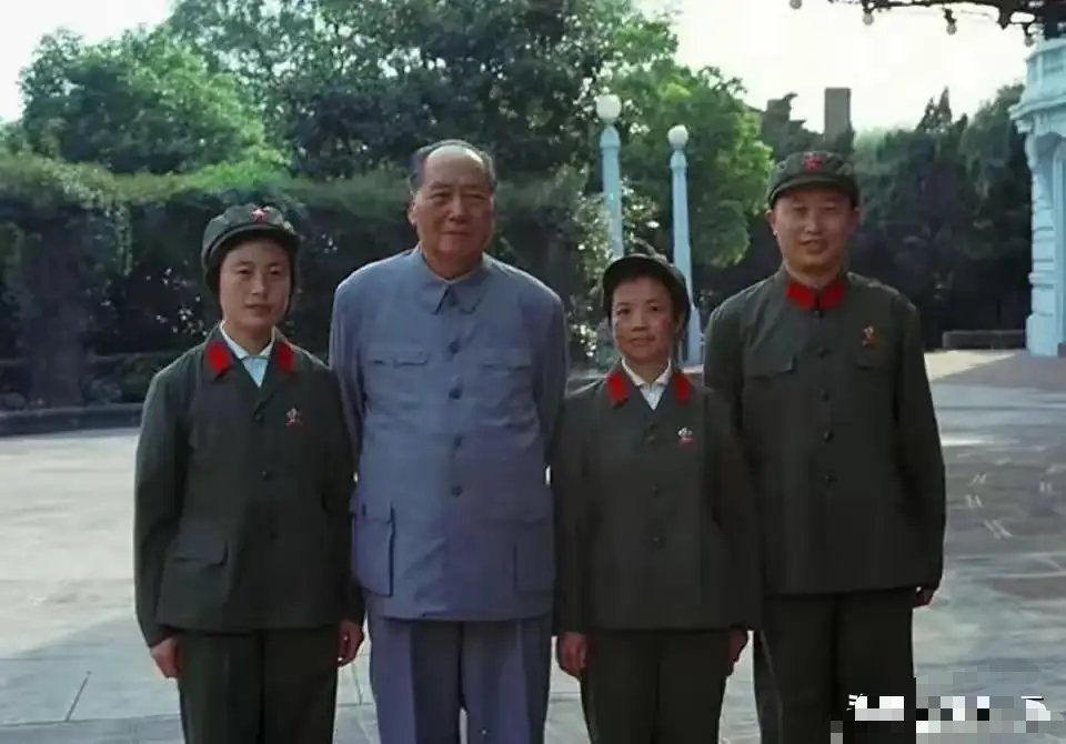 1970年3月，毛泽东同志在杭州庭院中与身边工作人员拍摄的合影 