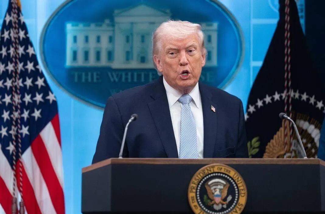 4月8日，美国总统特朗普在公众面前又秀了一把“变脸”绝技。

这位前一天还高调威