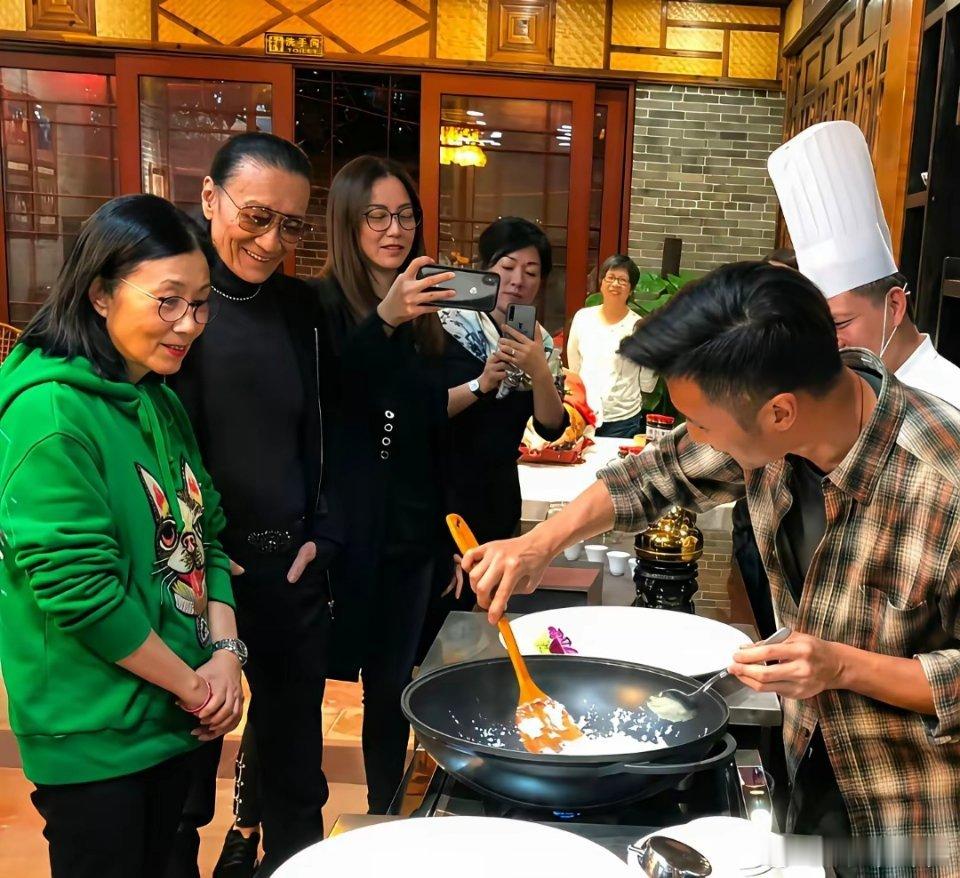 2018年的事儿了，你可能没注意。当时汪明荃去了谢霆锋的锋味餐厅，不是录节目那种
