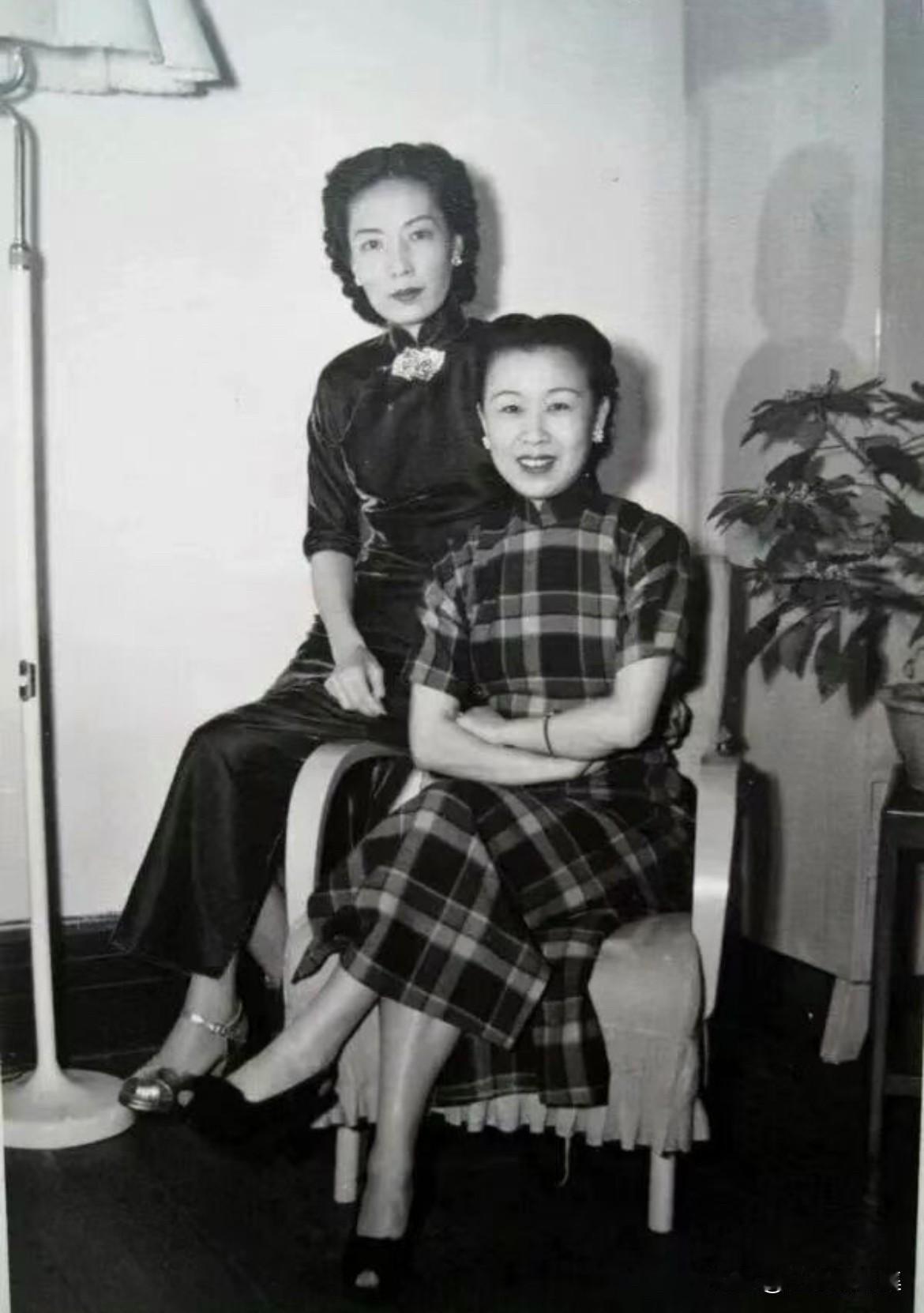 抗战胜利后，上海姚玉兰家中，孟小冬与殷德珍（章士钊夫人）的珍贵瞬间。当时，孟小冬