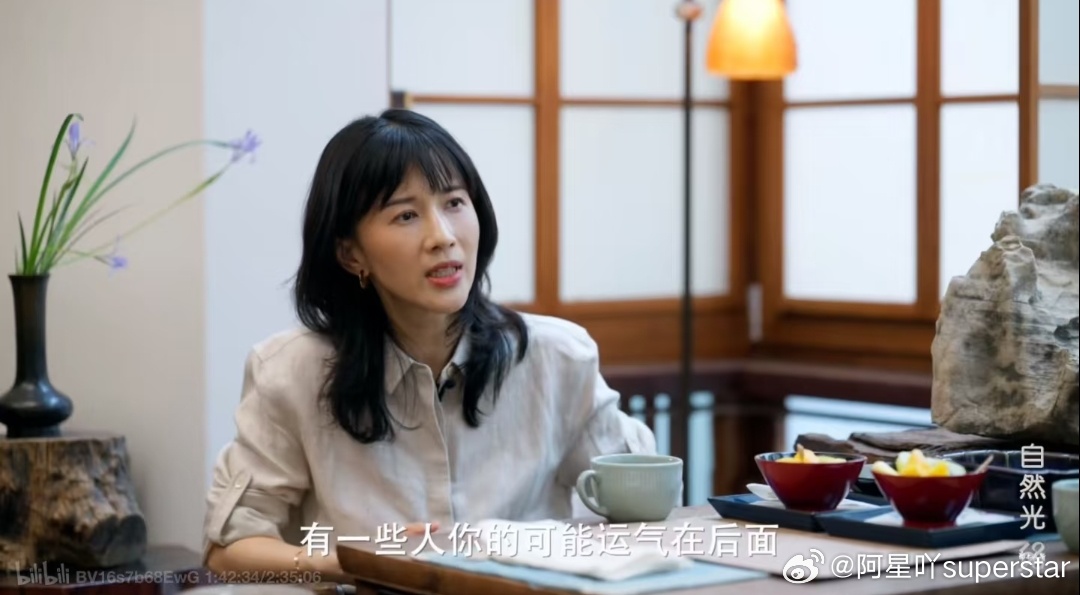 其实是幸存者偏差啦她2015年靠短视频爆红，是踩中了风口，不是可复制路径。毕业4