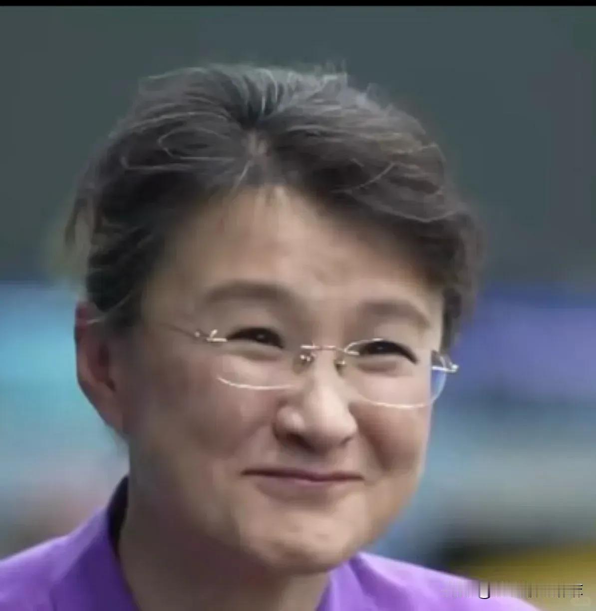 很喜欢董倩的采访。
不疾不徐，如拉家常般，
娓娓道来，
语气温柔，却把大家关心的