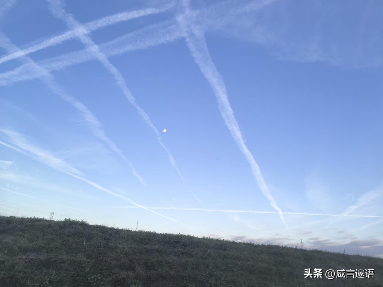 天空 天空之上的美景 
天上划过天际的，是什么？