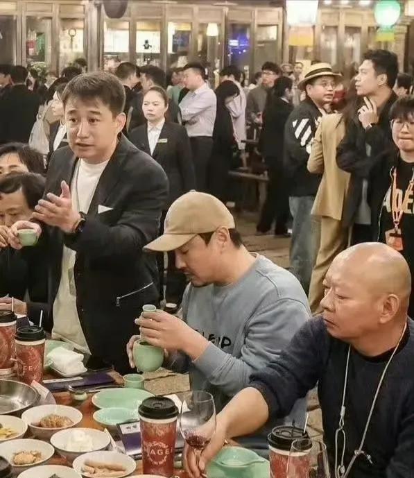 沈腾也是好起来了，和黄磊勾肩搭背起来了，他的那句“黄磊老师真是个模范，他无所不知