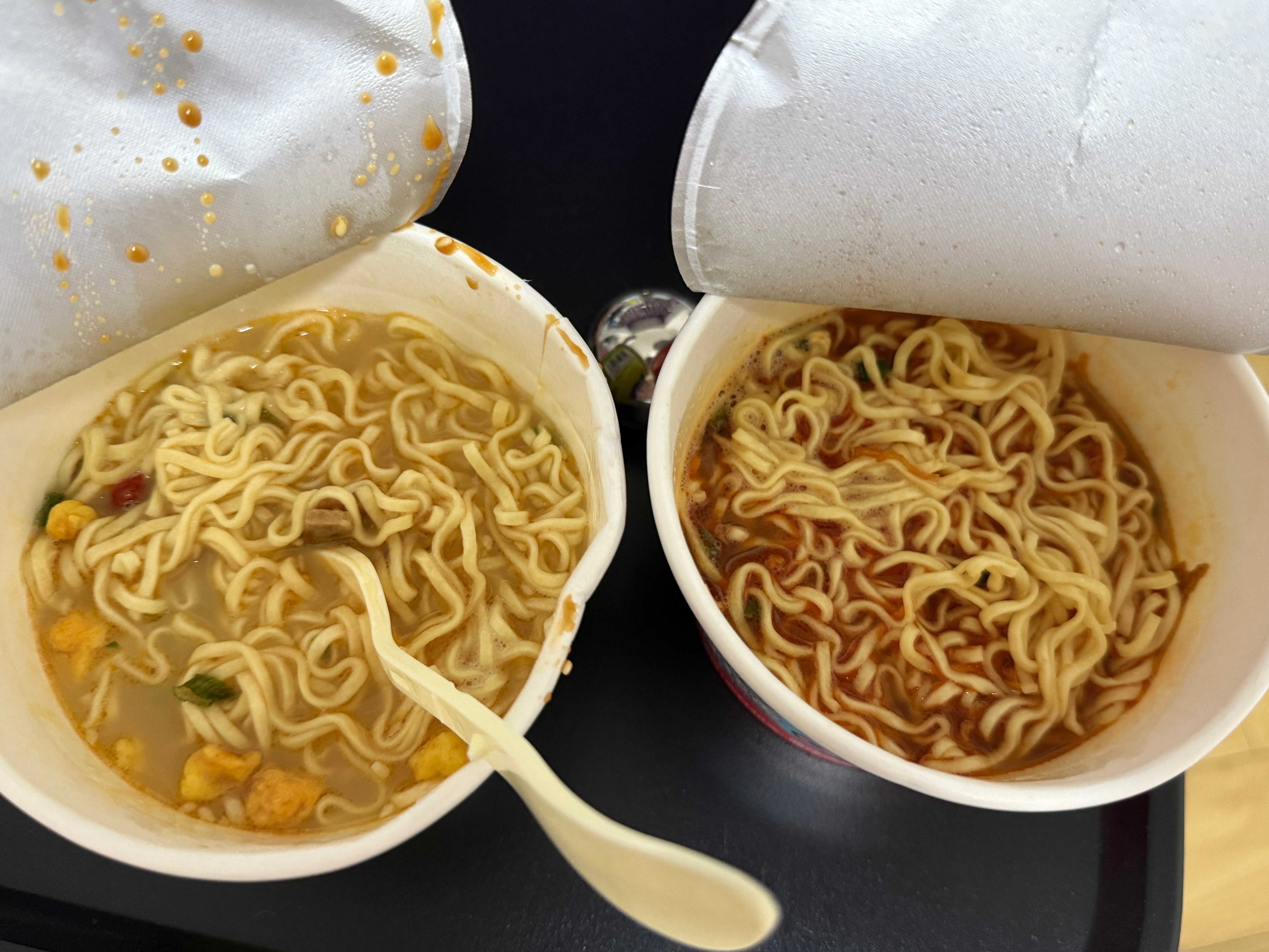 半夜饿得不行了家里没吃的还好有孩子送的泡面 直接两盒一起泡了 谢谢孩子救我狗命