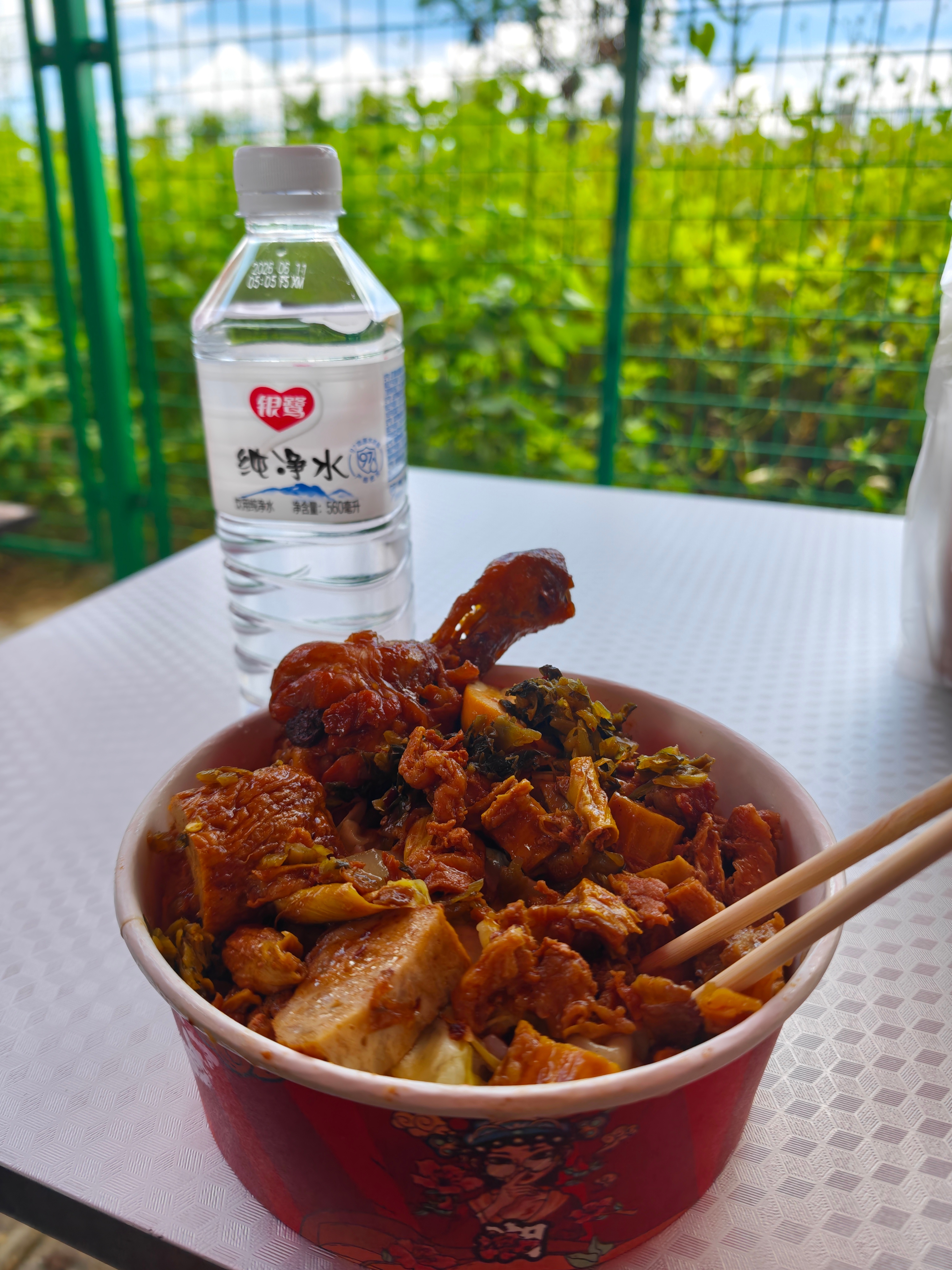 18元，牛肉鸡腿双拼，求破，送一瓶水 