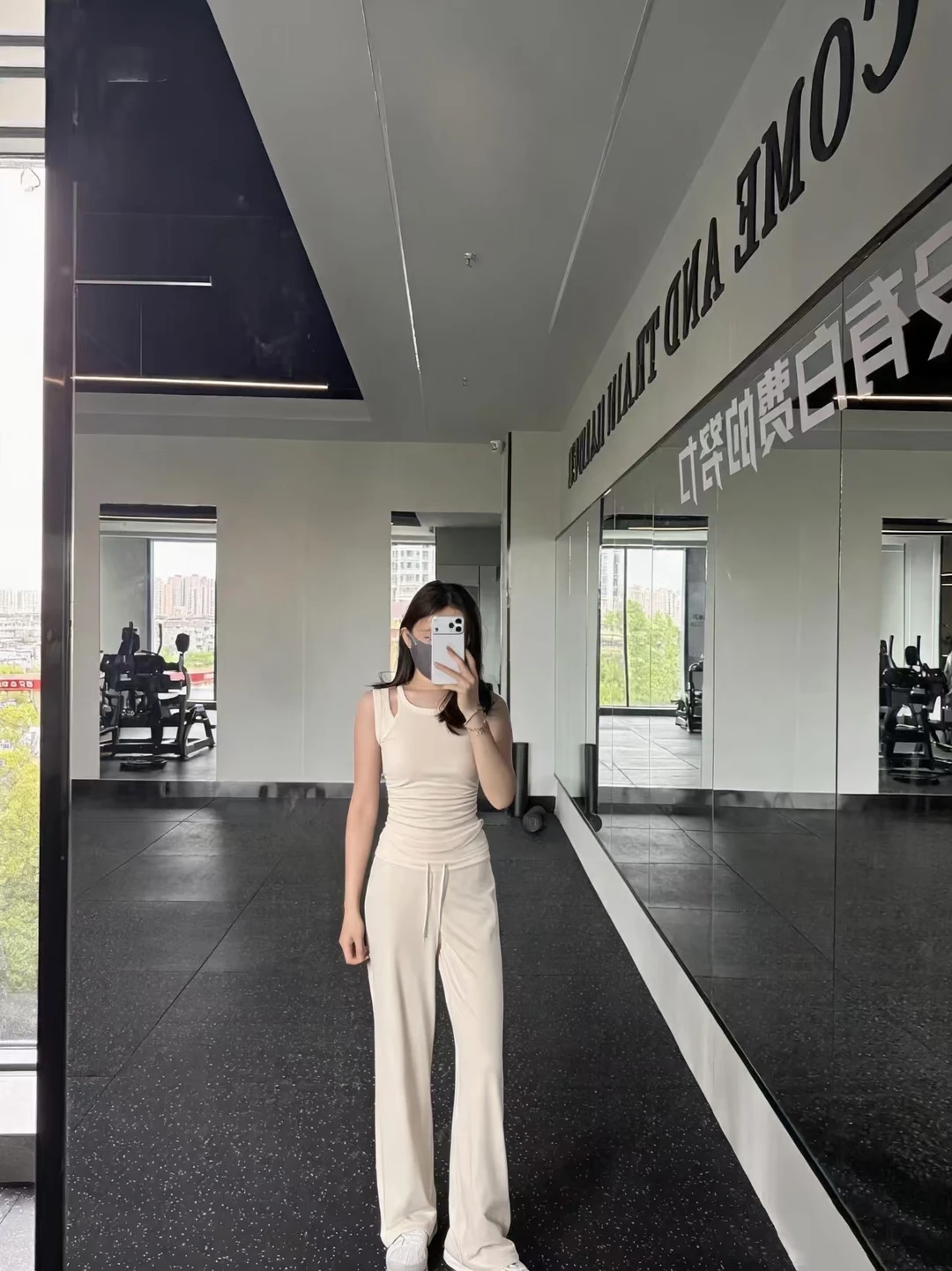 又是下班可以直接穿去健身房的一套