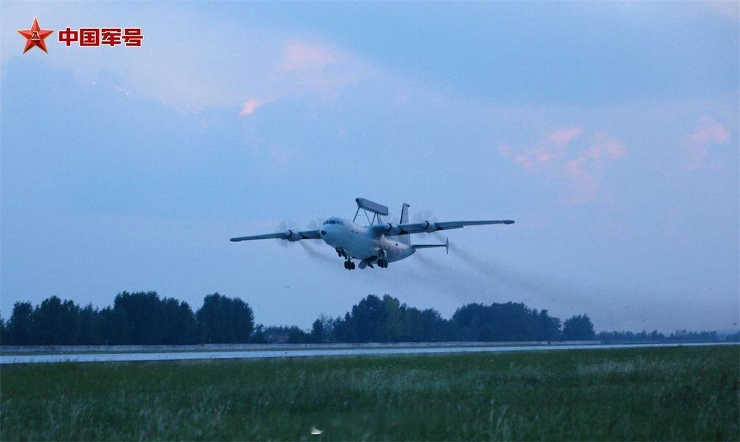 【战鹰与蓝天上演硬核浪漫 】国庆节日期间，海军航空兵某部组织战备巡逻飞行。期间，