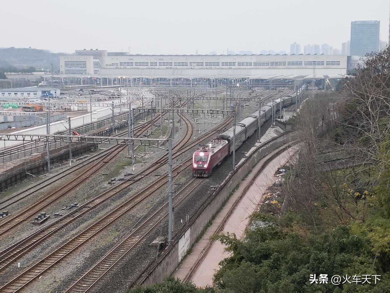 不能了，现在南广场和北广场都建起了站房，车站三个站场接发不同方向线路，即使沪渝蓉