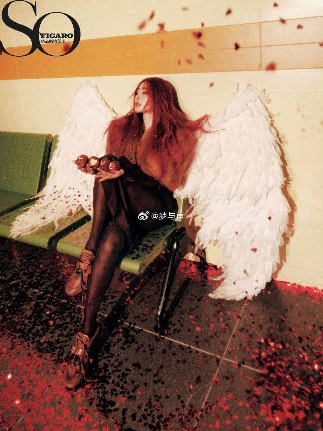 重新定义都市时尚美学！张天爱红发白翼造型打破常规，在地铁站中书写属于这个时代的时