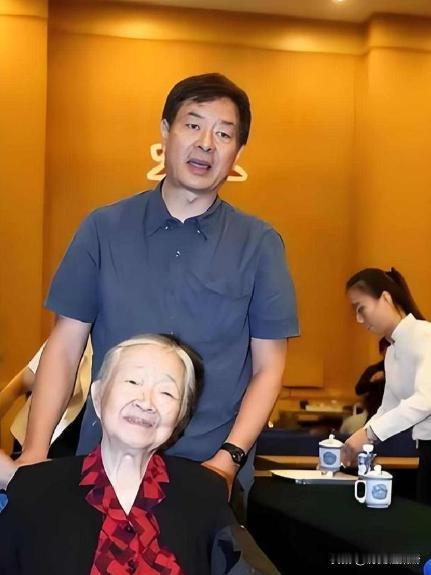 72岁的濮存昕竟用一根布绳，将自己与94岁的老母亲系在了一起。原因让人泪目。
