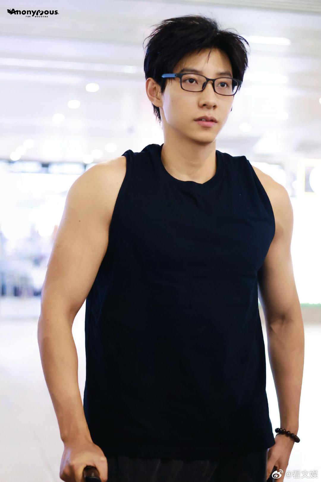 马小宇肌肉身材马小宇霸总气质马小宇肌肉身材，宽肩窄腰的肌肉线条直接拉满 