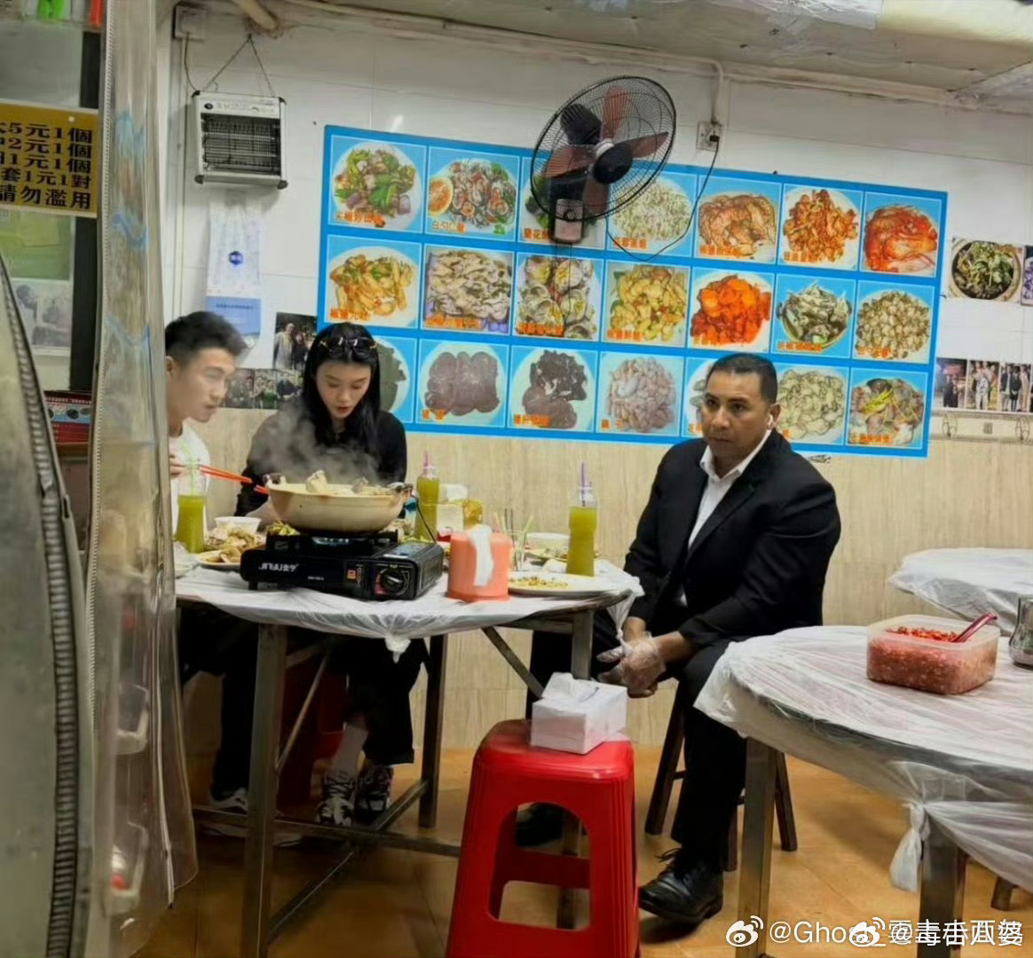 何猷君奚梦瑶和保镖同桌吃饭 我就想问，何猷君小时候连普通生活都没怎么接触过，专车