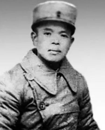 1950年，肖华奉命调往北京，赴任路上，他看到了一个香烟小贩，顿时脸色大变，这不