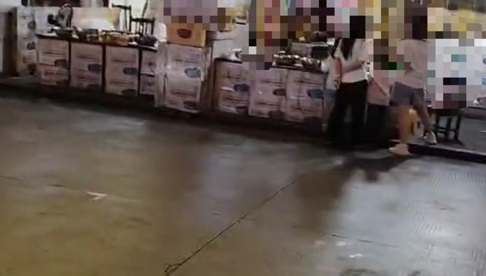【玉林某门店的老板和路人发生口角】近日，网友爆料称：玉林市某门店门口老板和路人发