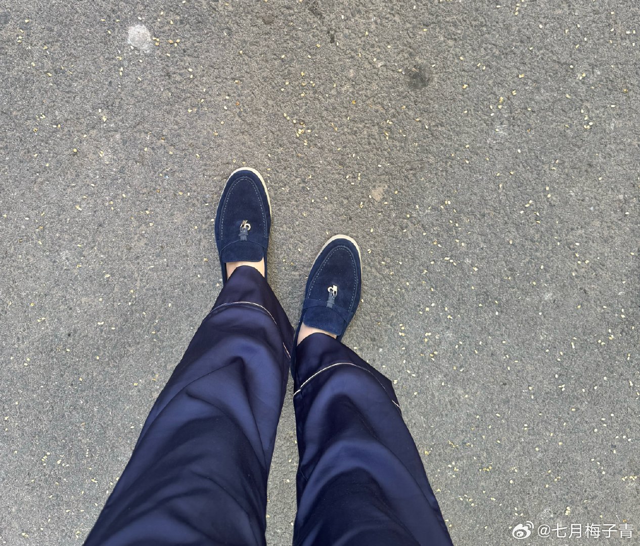 又碰见上次买牛肉那个帅哥了，上次我是没洗脸，这次是穿睡裤。哎…你说脸都不洗，衣服