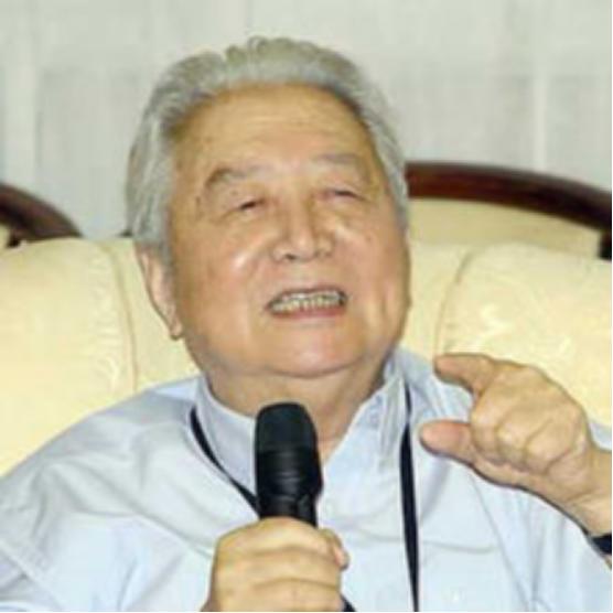 1955年，化学博士闵恩泽夫妇走进美国使馆，准备办理回国手续。工作人员接过他们的