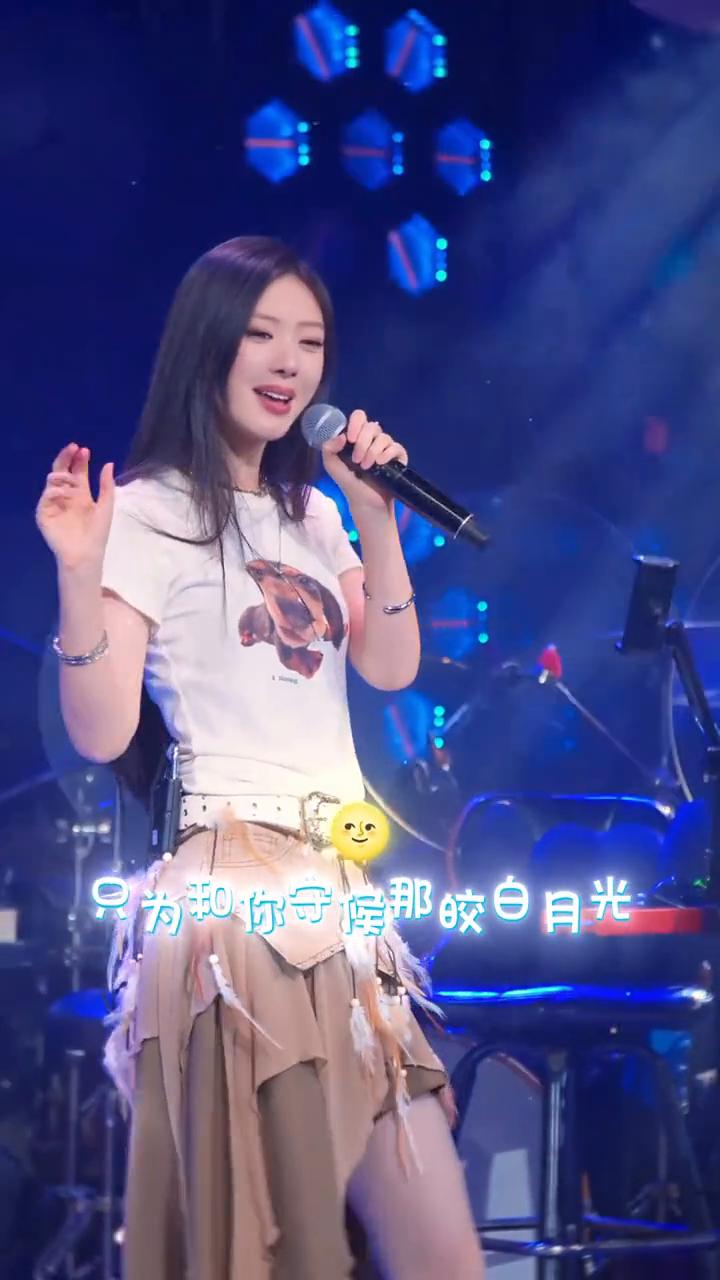 我像只鱼儿在你的荷塘，只为和你守候那日月光。游过了四季，花依然香。等你死在水中央