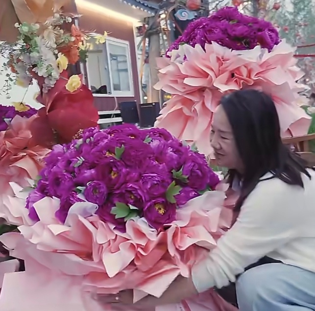 外籍友人组团来洛阳赏花实名羡慕洛阳的朋友，因为在本地就能欣赏到美得不要不要的牡丹