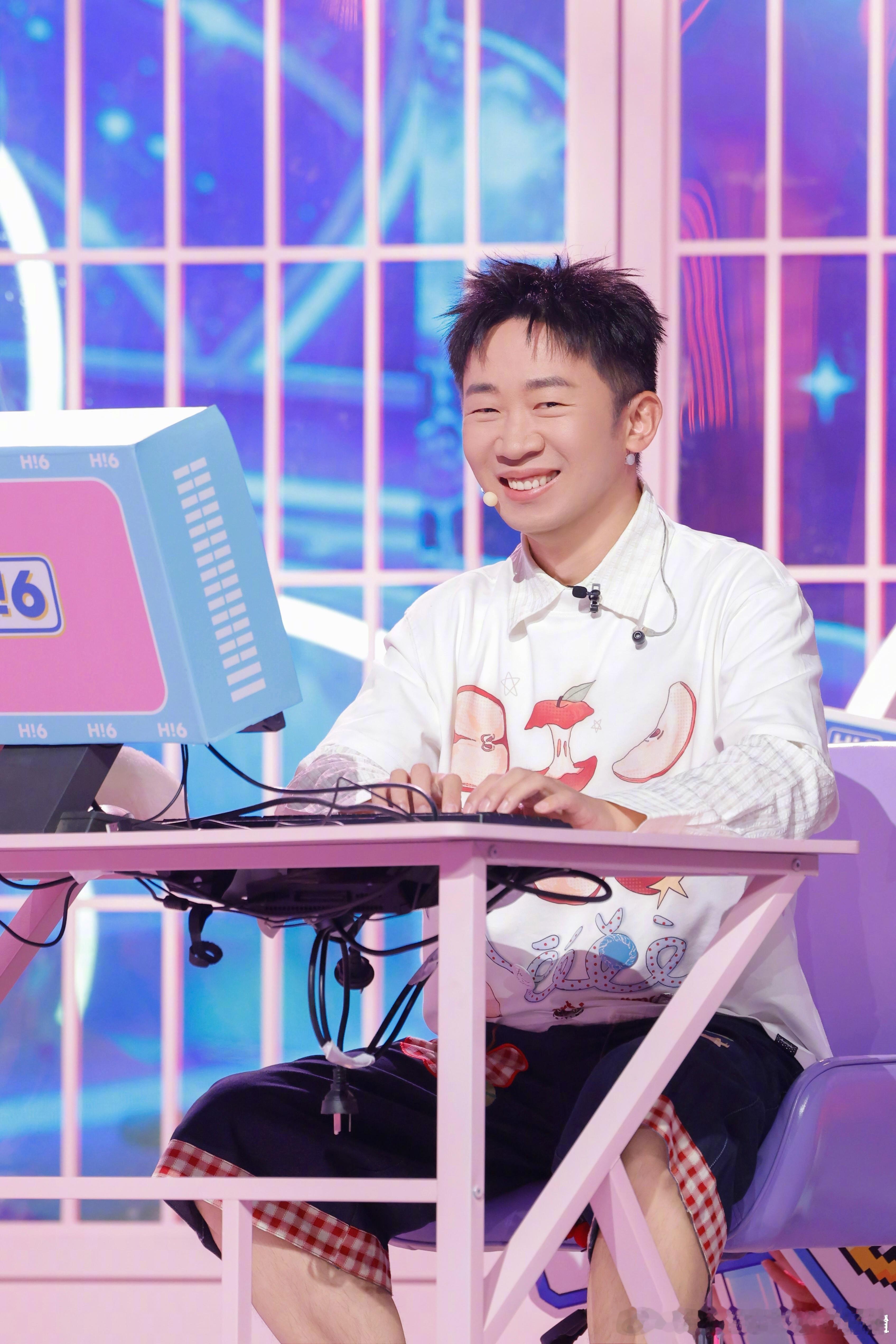 杨迪也算是出神图了 杨迪在游戏环节里的表现真的绝了，一边全力输出一边还要防着被拍